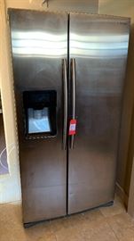 Samsung  24.5cu ft Side by Side Refrigerator (Buyer Removal) RS25H5111SR/AA 36x37x70 HxWxD