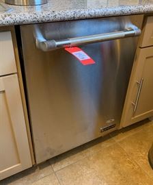 Jenn-Air Stainless Steel Dishwasher JDB9200CWP2 (Buyer Removal)	24x28x34 HxWxD