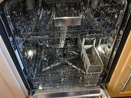 Jenn-Air Stainless Steel Dishwasher JDB9200CWP2 (Buyer Removal)	24x28x34 HxWxD