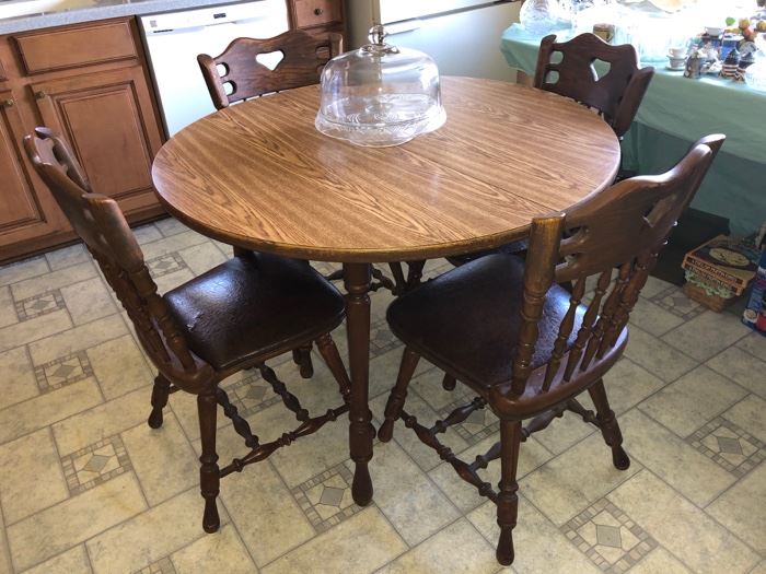 Kitchen table, 4 chairs and a leaf