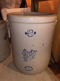 Monmouth 8 gallon crock