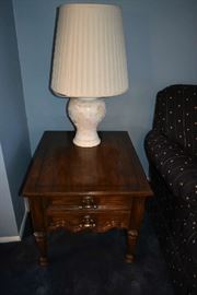 SIDE TABLE & LAMP 