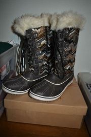 WOMEN’S BOOTS-SIZE 10