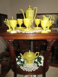 Fantastic Belleek porcelain yellow marble/lusterware set, antique side table