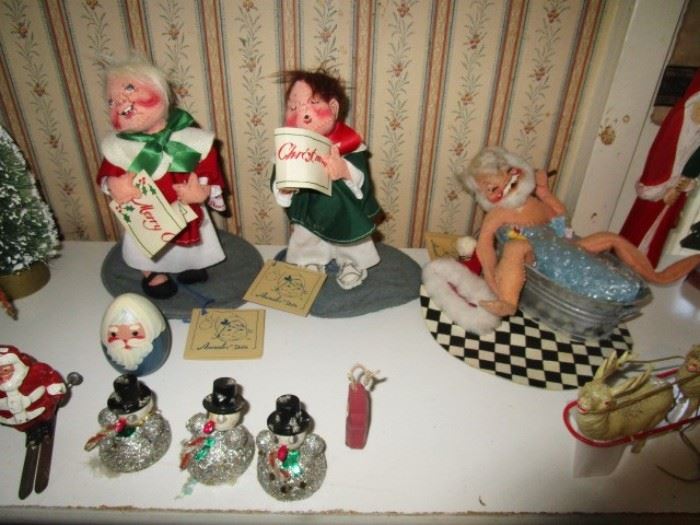 Vintage Annalee dolls/singers and Santa in bathtub, vintage Christmas items