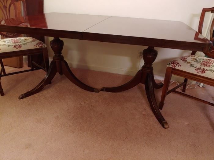 Mahogany Dining Room Table with Leaves and 6 Chairs