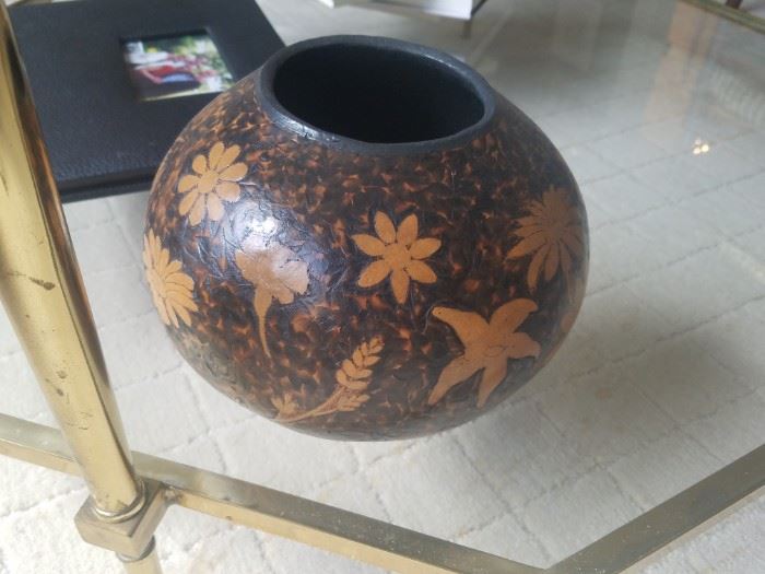 Lacquered vase 