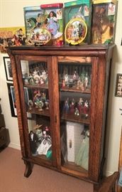 WONDERFUL ANTIQUE TIGER OAK CASE, WIZARD OF OZ & GONE WITH THE WIND COLLECTIBLES