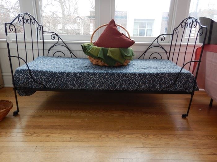 IRON DAY BED