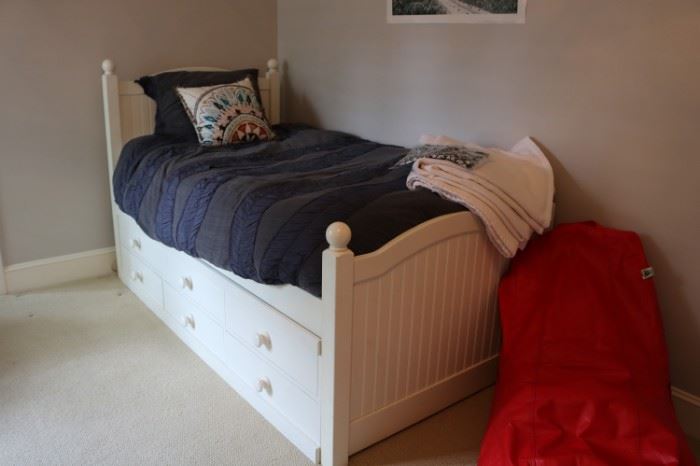 2 Twin Storages Beds