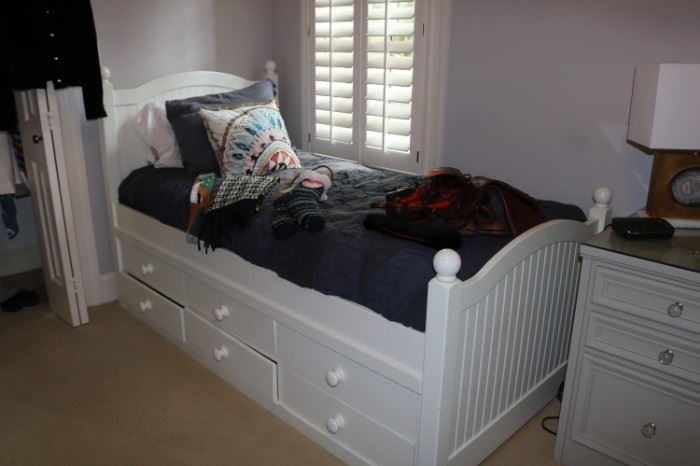 2 Twin Storage Beds