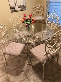 Painted metal dinette w/4 chairs (Upholstered Seats)