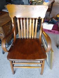 1800S WOODEN CHAIR