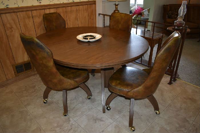 VINTAGE KITCHEN TABLE W/1 LEAF & 4 ROLLING CHAIRS
