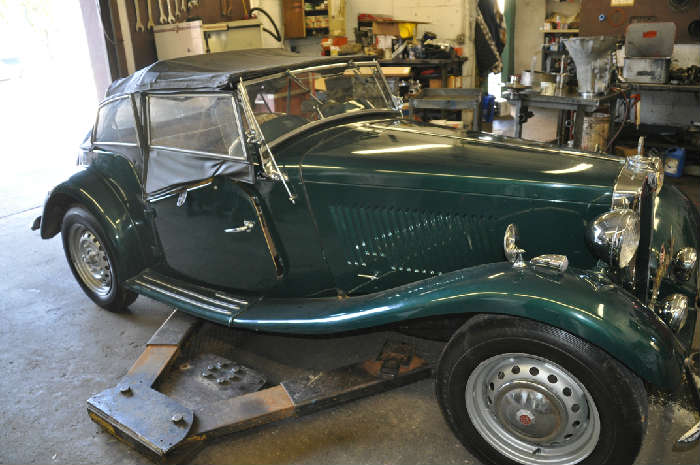 1952 MG Midget convertible. For more info see -- http://youtu.be/ITNnywg9d5s