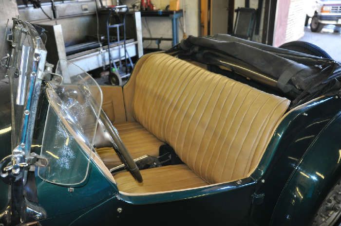 1952 MG Midget convertible. For more info see -- http://youtu.be/ITNnywg9d5s
