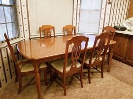 Broyhill Dining table with 6 chairs
