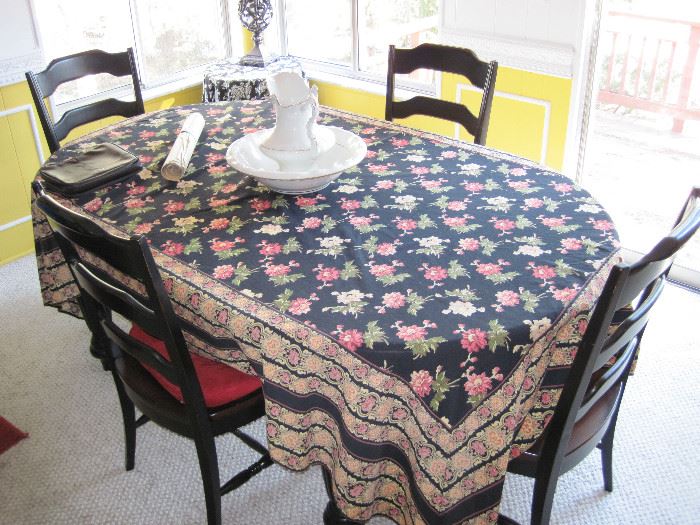Dining Table with 2 Leafs and 4 Chairs