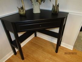 CORNET UNIT THAT MATCHES THE DINING TABLE AND CHAIRS... GREAT MATCH IF YOU CAN USE IT.