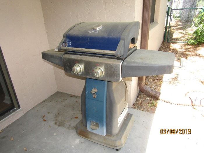MEDIUM SIZE GRILL WITH STAND AND THE TANK.. 