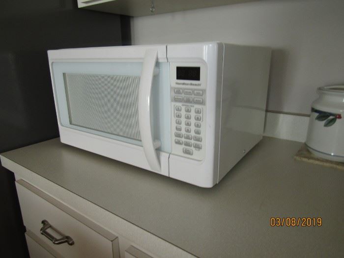 COUNTER SIZE MICROWAVE.. EXCELLENT CONDITION