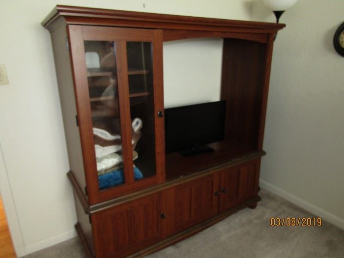 GREAT SMALL ENTERTAINMENT/STORAGE/DISPLAY UNIT.. WILL FIT A LARGE SCREEN TV... GREAT LOOKING WOOD... PERFECT FOR ANY ROOM.. THEY HAVE IT IN A BEDROOM AND IT LOOKS GREAT