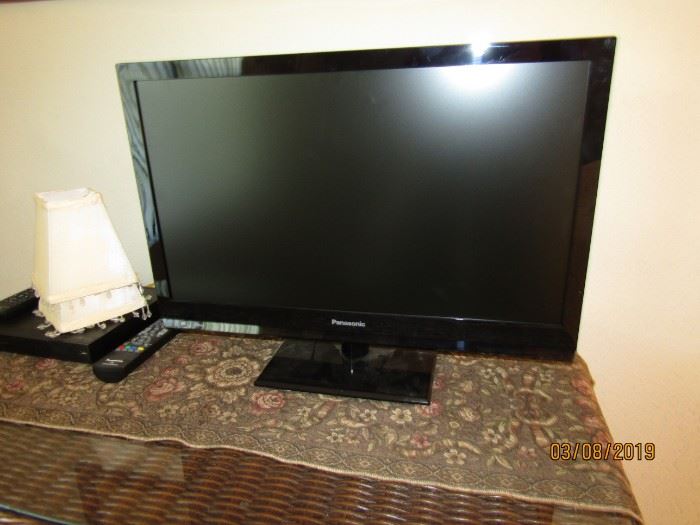 24" TV.. GREAT FOR A PLAY ROOM OR A BEDROOM