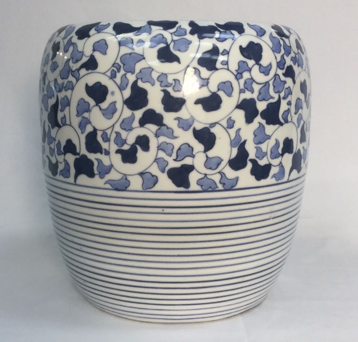 ANTIQUE BLUE AND WHITE CHINESE PLANTER