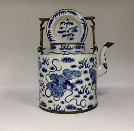 A LATE MING DYNASTY BLUE AND WHITE TEAPOT