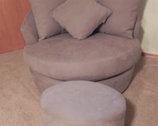 ROUND CHAIR WITH PILLOWS AND OTTOMAN