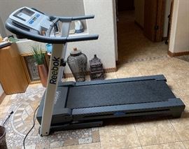 Reebok 8000 ES Treadmill 52x30x68in HxWxD
