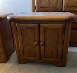 2 Oak Nightstands PAIR AS-IS 23x28x17 HxWxD