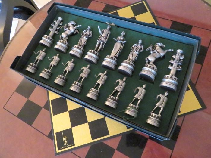 COLLECTIBLE CHESS SET BY CLASSIC GAMES