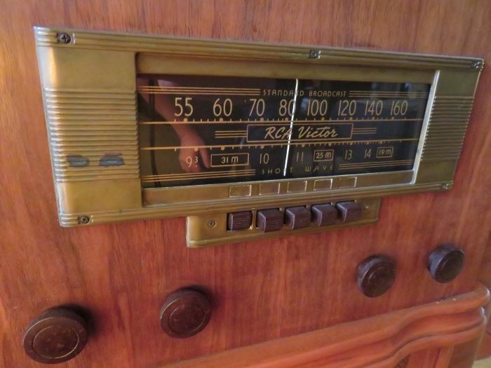RCA SHORTWAVE STANDARD BROADCAST RADIO - THIS RADIO WORKS LIKE A CHARM!