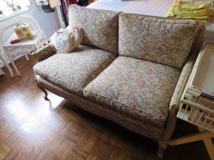 BEAUTIFUL ROSE CHINTZ LOVESEAT WITH FRENCH PROVINCIAL STYLING