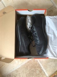 NIB Men’s Nike Tennis Shoes 13