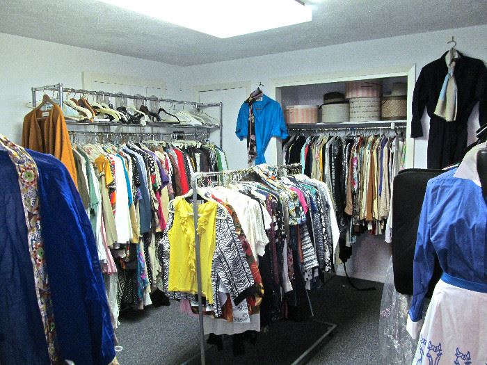 HUNDREDS OF DESIGNER PIECES OF LADIES CLOTHING