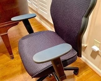 Office chair (1 available)