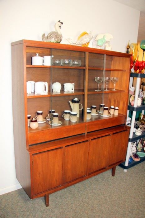 Stanley MCM China Cabinet, Selection of MCM Porcelain & Glass