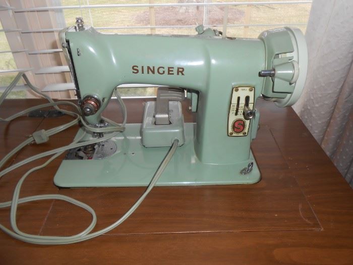 Very sturdy Singer sewing machine with cabinet