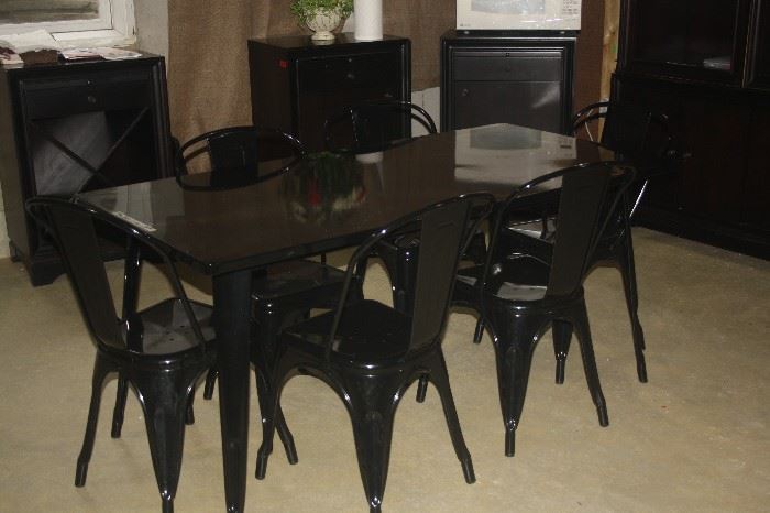 METAL TABLE AND 6 CHAIRS