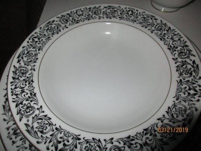 SET OF DISHES SERVES FOR 6