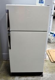 Montgomery Wards Frostless Refrigerator/ Freezer Model #HMG153400B, 60" x 29" x 28.5"