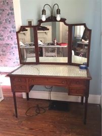 Vanity Table w 3 Panel Mirror and Light