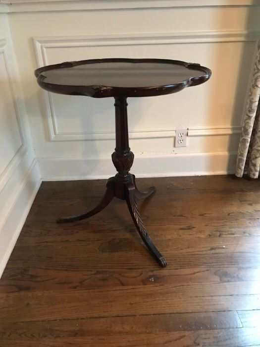 #12	scallop round end table on pedestal 25x27	 $125.00 	
