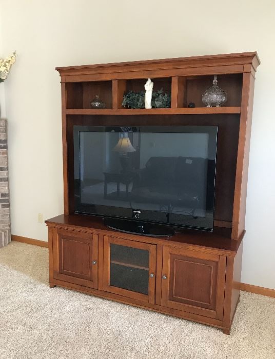 Tv/Entertainment Center
* TV IS NOT FOR SALE 