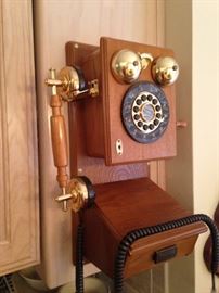 "Crank" style wall phone that works