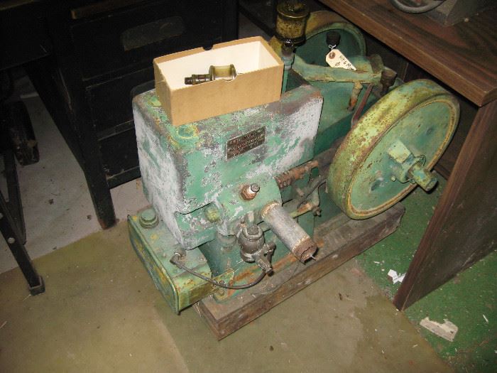 Cushman Model 21, type X, 1 1/2 hp Hit 'n' Miss Engine.  The wheel turns freely.