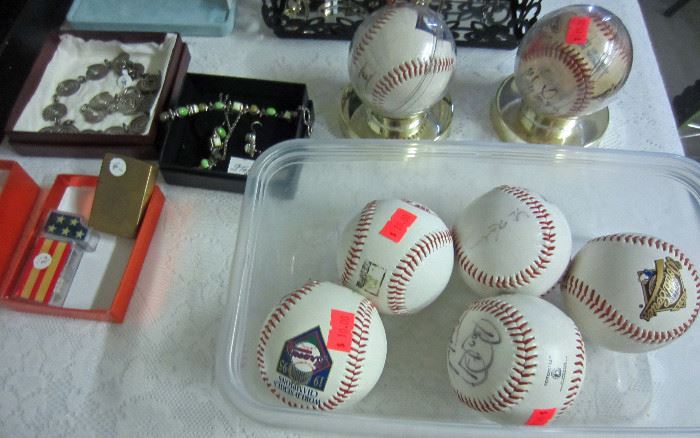 Baseball memorabilia (1995 world Series) signed balls ...no provenance