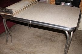 FORMICA TABLE WITH 2 LEAVES - 